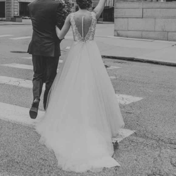 Pollardi Lanisideta Bridal Gown, lightly worn - Picture 5 of 12